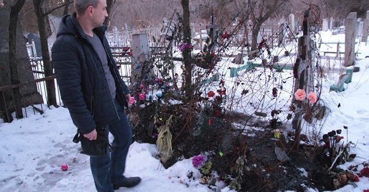 В Запорожье неизвестные подожгли могилу погибшего в АТО бойца