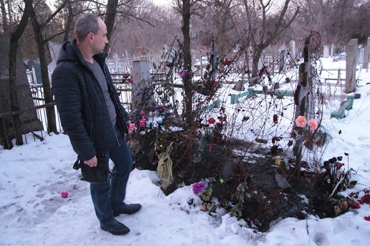 В Запорожье неизвестные подожгли могилу погибшего в АТО бойца 1