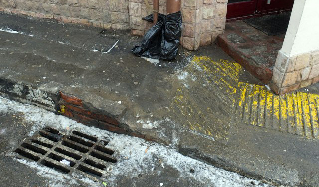 Сегодня в Николаеве 740 дворников чистят ливнестоки. Все возчики мусора вышли на работу