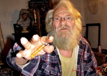 Художник Владимир Зебек тушил свой дом сам и пострадал на пожаре