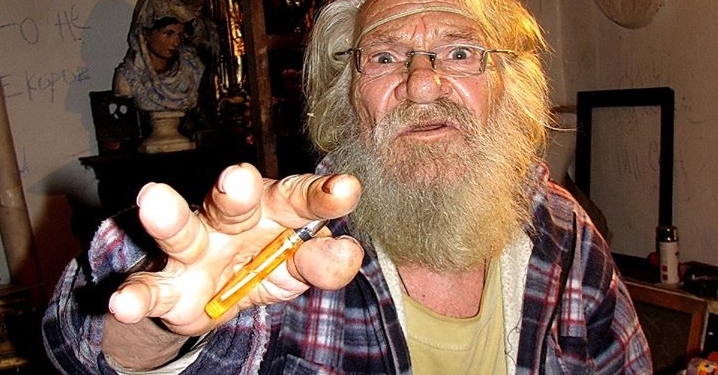 Художник Владимир Зебек тушил свой дом сам и пострадал на пожаре