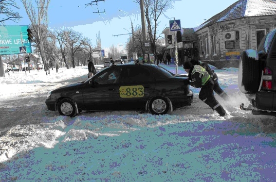 Этот снег мы запомним надолго. Судя по этим кадрам, не всем удалось встретить Новый год дома