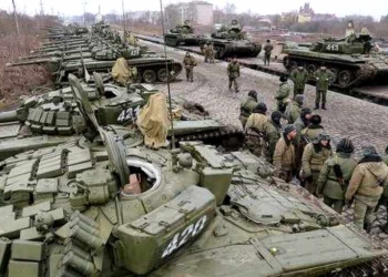 Турчинов: На границе стоят 52 тысячи вооруженных до зубов российских военных