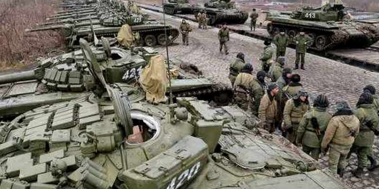 Турчинов: На границе стоят 52 тысячи вооруженных до зубов российских военных