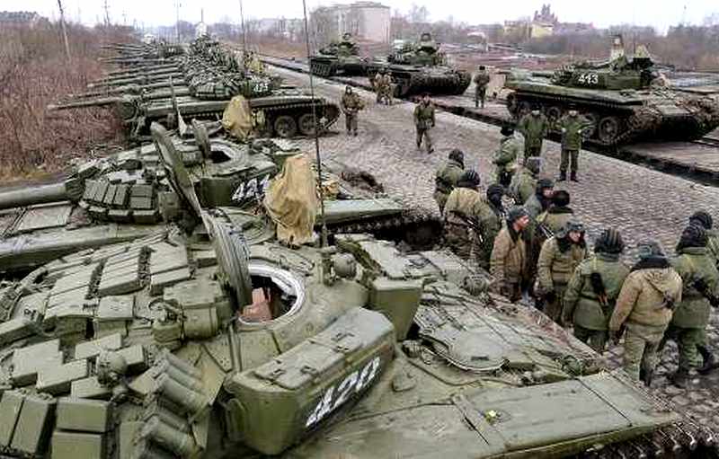 Появилось видео большой колонны бронетехники РФ, идущей в Украину 1