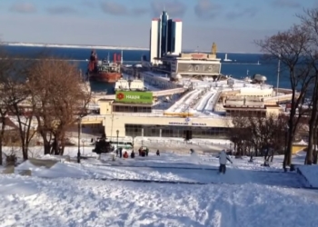 В Одессе из Потемкинской лестницы сделали спуск для экстремалов