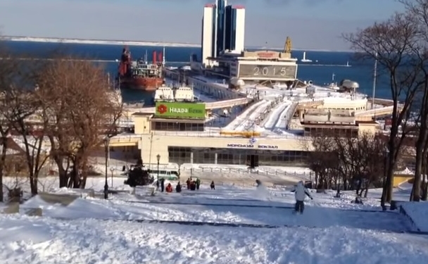 В Одессе из Потемкинской лестницы сделали спуск для экстремалов