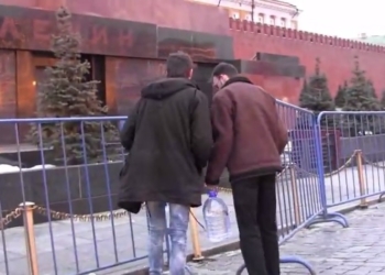 «Встань и уйди»!  В Москве мавзолей облили святой водой