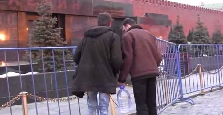 «Встань и уйди»!  В Москве мавзолей облили святой водой