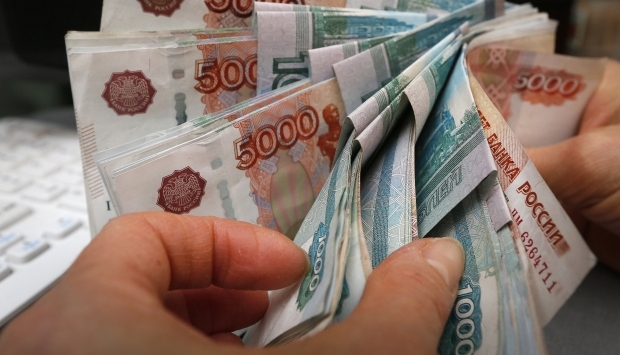 Российский рубль опять обвалился: курс евро уже превысил 75,5 рублей 1