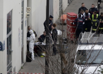 Выжившие сотрудники сатирического журнала готовят новый номер. Потому что “Глупость не победит”