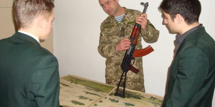 Николаевские «киборги» стали учителями: в гимназии №2 прошел необычный урок  «Захист Вітчизни»