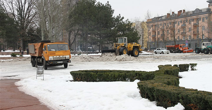 Вся снегоуборочная техника Николаева брошена на расчистку пл.Ленина и окрестностей — городская власть готовится к Крещению