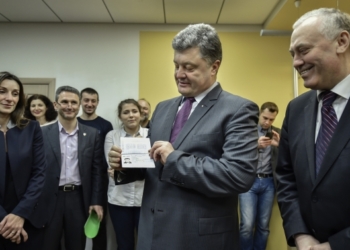 Президент Украины Петр Порошенко первым получил биометрический паспорт