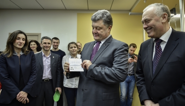 Президент Украины Петр Порошенко первым получил биометрический паспорт
