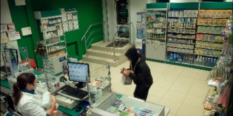 В Николаеве бездомный украл из аптеки ящик с пожертвованиями