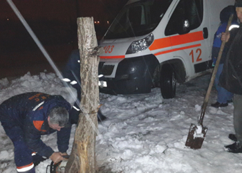 Ночью в Николаеве «скорая» застряла на бездорожье. Пришлось спасать – и машину, и больного