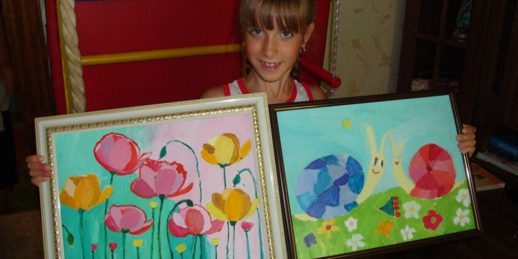 Рекорды необычного Интернет-аукциона: 8-летняя николаевская девочка продает в Фейсбук свои рисунки, чтобы помочь больным маме и братику