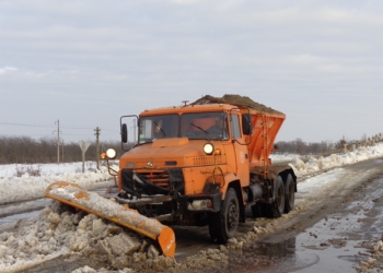 В Службе автомобильных дорог сдержанны: проезд по дорогам области местами затруднен, как и к 11 населенным пунктам