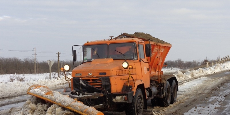 В Службе автомобильных дорог сдержанны: проезд по дорогам области местами затруднен, как и к 11 населенным пунктам