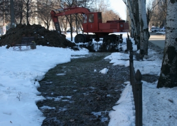 На пр. Ленина прорвало водопровод. Вода на морозе превратилась в лед…