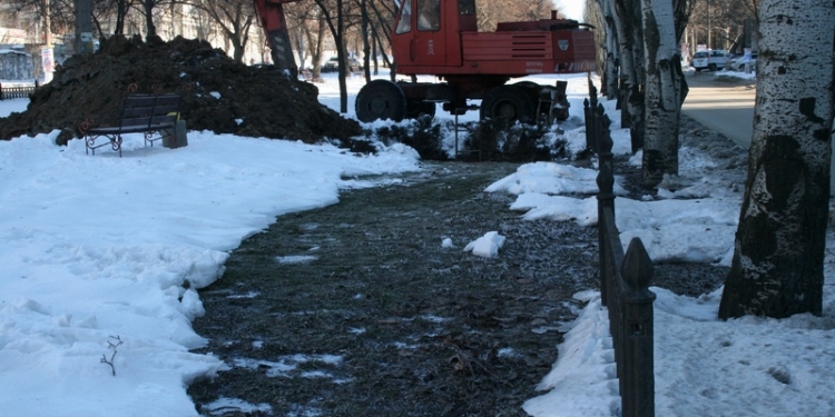 На пр. Ленина прорвало водопровод. Вода на морозе превратилась в лед…