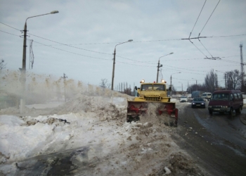 Николаевский аэропорт предложил свою снегоуборочную технику.  Гранатуров сказал, что «город помощь принимает»