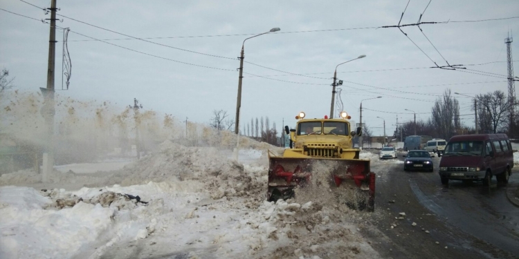 Николаевский аэропорт предложил свою снегоуборочную технику.  Гранатуров сказал, что «город помощь принимает»