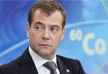 Медведев пригрозил реакцией “без ограничений” за отключение SWIFT