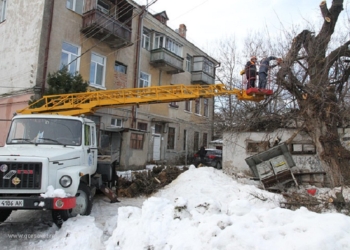 В четырехэтажке на ул. Косиора разрушилась часть фронтона