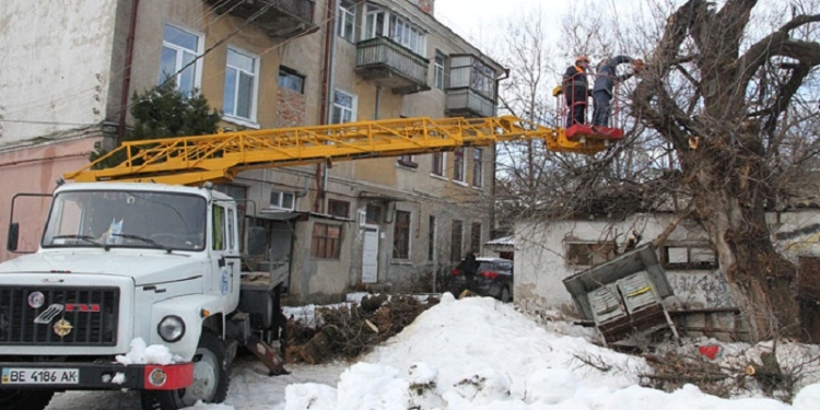 В четырехэтажке на ул. Косиора разрушилась часть фронтона