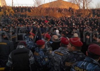 У военной базы РФ в Армении тысячи людей требуют выдать солдата-убийцу