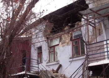 В Николаеве снежной тяжести не выдержал старый дом, часть крыши рухнула