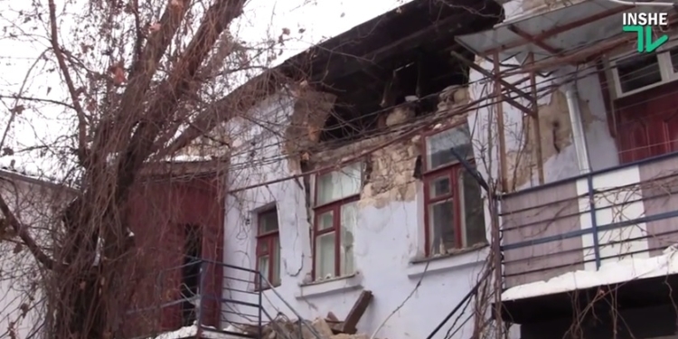 В Николаеве снежной тяжести не выдержал старый дом, часть крыши рухнула