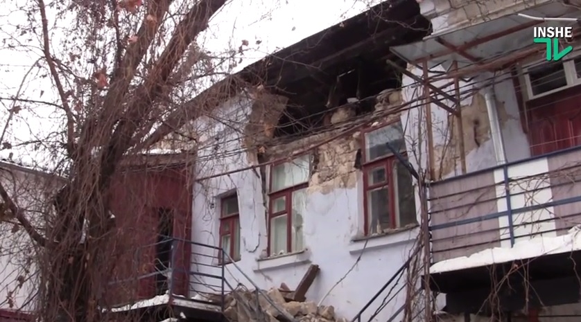 В Николаеве снежной тяжести не выдержал старый дом, часть крыши рухнула 1