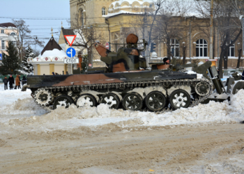 1 января в Николаеве: БТРы на проспекте, улицы солят