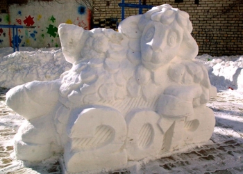 Кому стихия, а кому творчество: в обычном николаевском дворе из горы снега сделали скульптуру