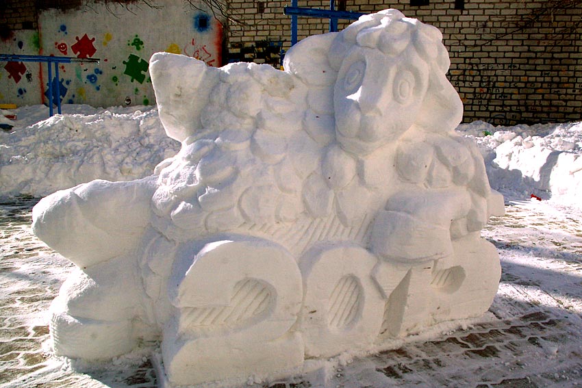Кому стихия, а кому творчество: в обычном николаевском дворе из горы снега сделали скульптуру 6
