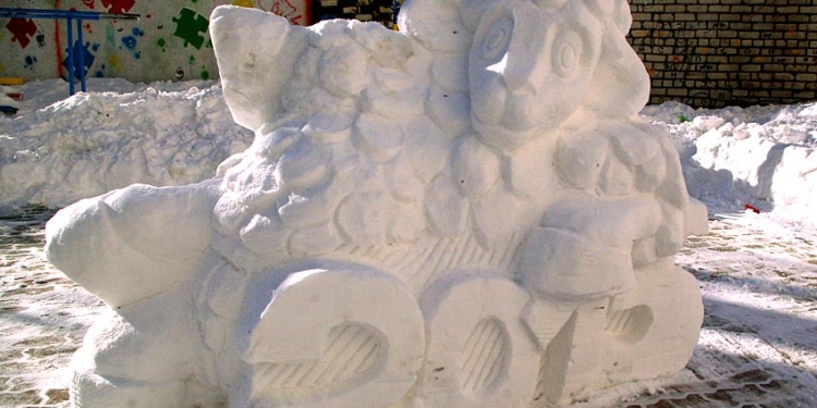 Кому стихия, а кому творчество: в обычном николаевском дворе из горы снега сделали скульптуру