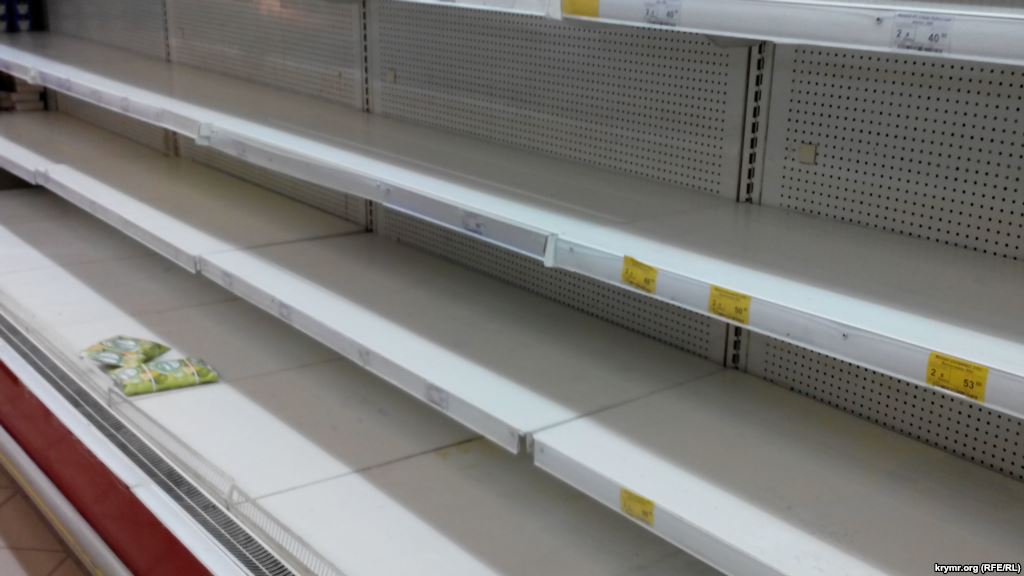 Беда не приходит одна: из супермаркетов Крыма исчезли молоко и алкоголь 1