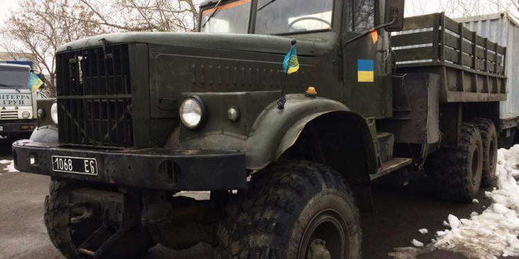 Николаевские волонтеры передали военным восстановленный «КрАЗ»