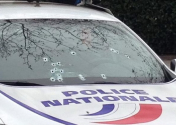 Во Франции террористы расстреляли 10 сотрудников сатирического журнала