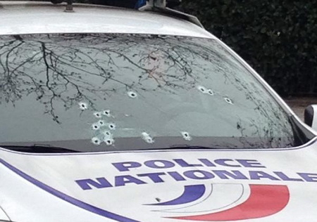 Во Франции террористы расстреляли 10 сотрудников сатирического журнала