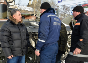 1 января в Николаеве: БТРы на проспекте, улицы солят