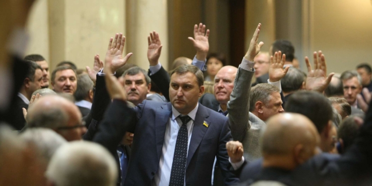 Сегодня 16 января – «черный день» украинского законотворчества. Вспомним, как это было