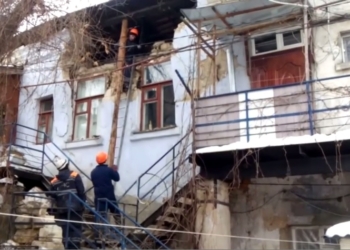 Спасатели укрепляют дом на Потемкинской