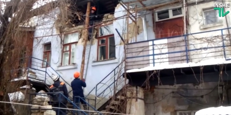 Спасатели укрепляют дом на Потемкинской