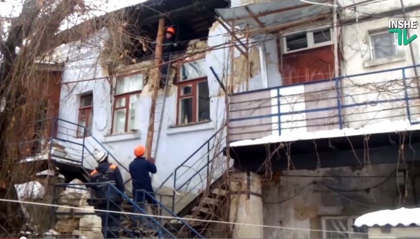 Спасатели укрепляют дом на Потемкинской 1