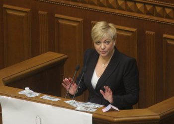 В парламенте Гонтареву осыпали долларами