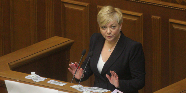 В парламенте Гонтареву осыпали долларами